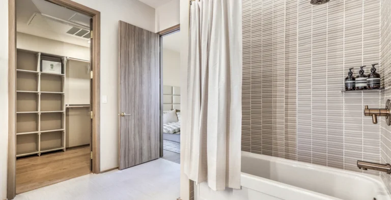 Vestra Apartments - Penthouse Bathroom 